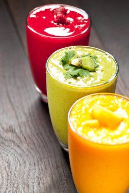Renkli güler yüzlü, sağlıklı detoks vitamini diyet veya vegan gıda kavramı, taze vitaminler, kahvaltı içecek 
