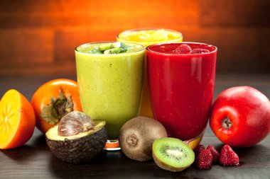 Renkli güler yüzlü, sağlıklı detoks vitamini diyet veya vegan gıda kavramı, taze vitaminler, kahvaltı içecek 