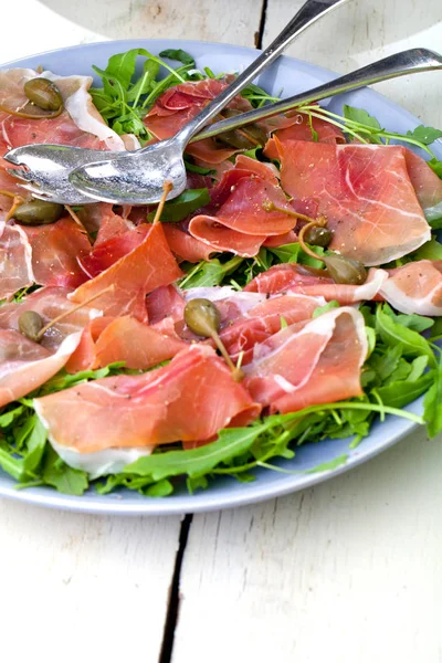 Salada Com Compota Presunto Parma Tomates Rúcula Prato — Fotografia de Stock