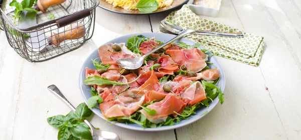 Ensalada Con Jamón Parma Tomates Rúcula Plato —  Fotos de Stock