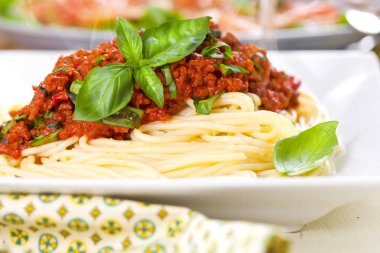 Et sosu ve fesleğen yakın kadar Bolognese makarna yemek
