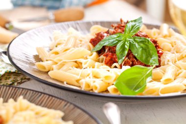 Domates Bolognese sos, Parmesan peyniri ve fesleğen ile makarna Penne.