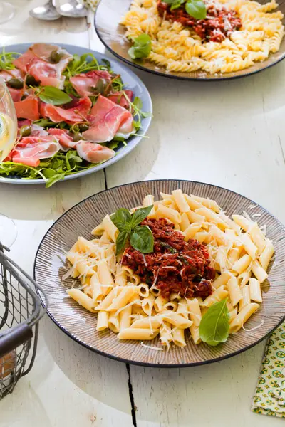 Pasta Penne Con Salsa Tomate Boloñesa Queso Parmesano Albahaca —  Fotos de Stock