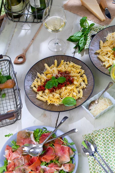 Pasta Con Salsa Tomate Sobre Mesa Madera —  Fotos de Stock