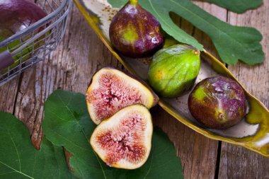 Taze incir meyve ahşap arka plan üzerinde kesmek