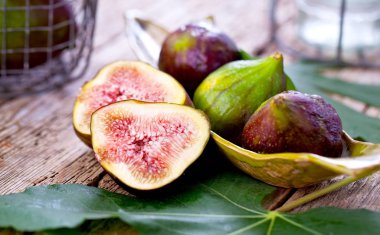 Taze incir meyve ahşap arka plan üzerinde kesmek