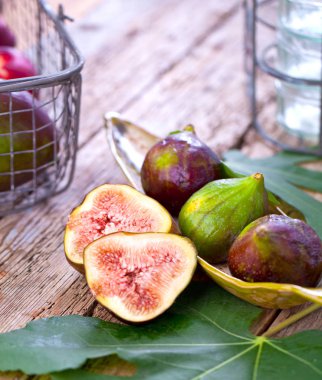 Taze incir meyve ahşap arka plan üzerinde kesmek