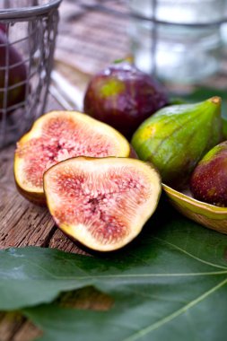 Taze incir meyve ahşap arka plan üzerinde kesmek