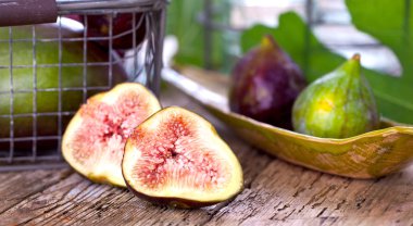 Taze incir meyve ahşap arka plan üzerinde kesmek