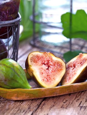 Taze incir meyve ahşap arka plan üzerinde kesmek