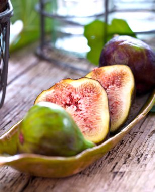 Taze incir meyve ahşap arka plan üzerinde kesmek