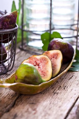 Taze incir meyve ahşap arka plan üzerinde kesmek