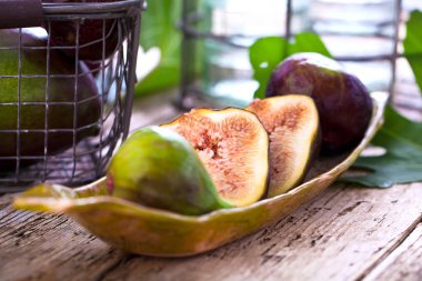 Taze incir meyve ahşap arka plan üzerinde kesmek