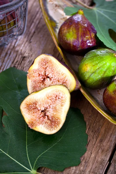 Buah Fig Yang Baru Dipotong Pada Latar Belakang Kayu — Stok Foto