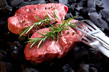 Kömür sığır eti biftek.