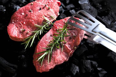 Kömür sığır eti biftek.