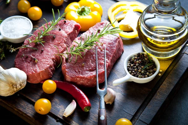 Steak Boeuf Cru Sur Une Table Bois Sombre — Photo