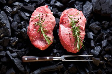 Kömür sığır eti biftek.