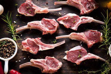 Kuzu raf, ahşap arka plan rustik mutfak masasında kemiği ile çiğ et