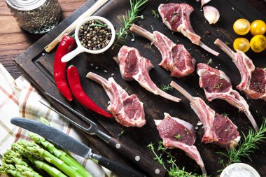 Kuzu raf, ahşap arka plan rustik mutfak masasında kemiği ile çiğ et