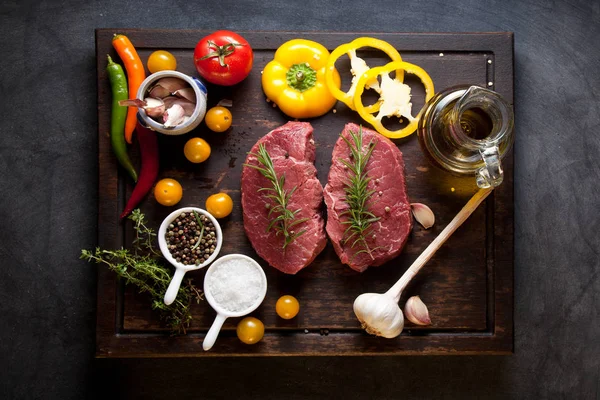 Filete Res Crudo Una Mesa Madera Oscura — Foto de Stock