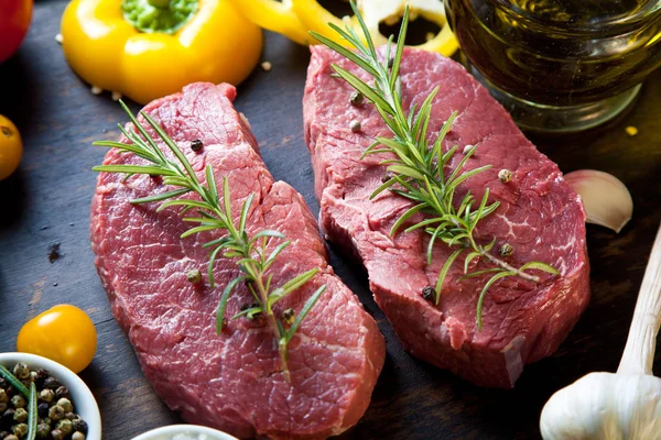 Filete Res Crudo Una Mesa Madera Oscura — Foto de Stock