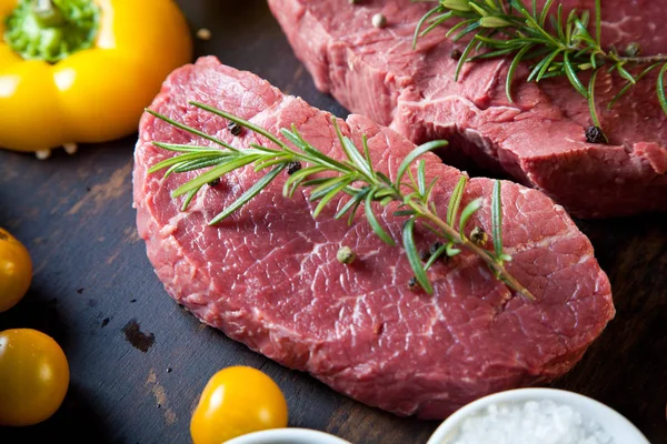 Filete Res Crudo Una Mesa Madera Oscura — Foto de Stock