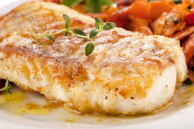 Kızarmış balık fileto plaka üzerinde