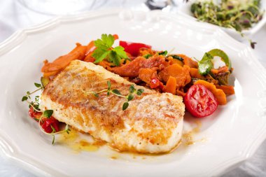 Kızarmış balık fileto plaka üzerinde