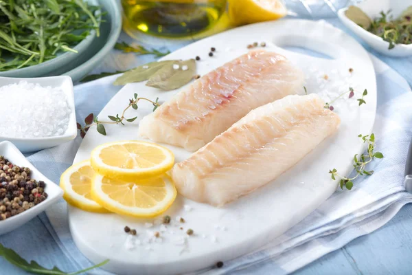 Peixe Fresco Filetes Bacalhau Crus Com Adição Ervas Limão — Fotografia de Stock