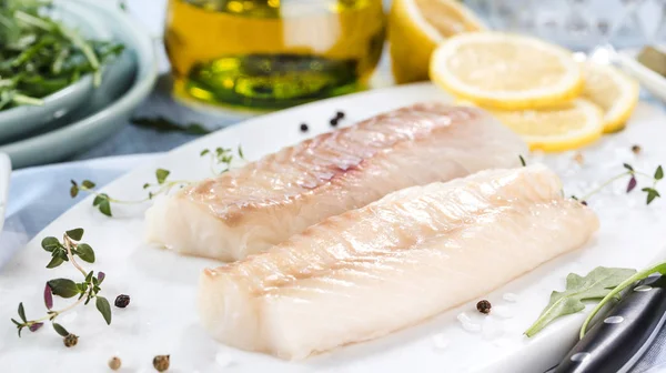 Peixe Fresco Filetes Bacalhau Crus Com Adição Ervas Limão — Fotografia de Stock