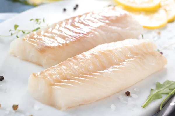 Peixe Fresco Filetes Bacalhau Crus Com Adição Ervas Limão — Fotografia de Stock