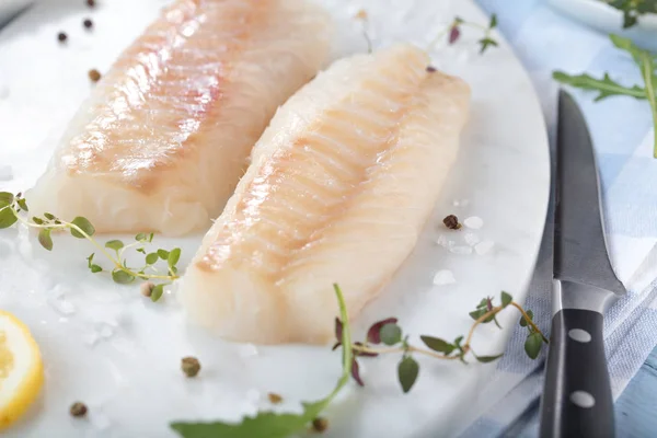 Peixe Fresco Filetes Bacalhau Crus Com Adição Ervas Limão — Fotografia de Stock