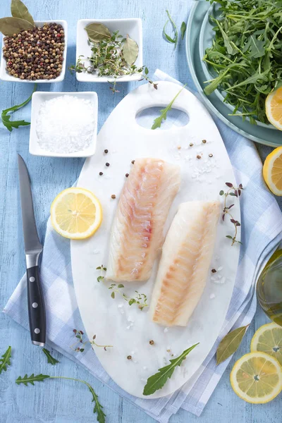 Pescado Fresco Filetes Bacalao Crudo Con Adición Hierbas Limón — Foto de Stock