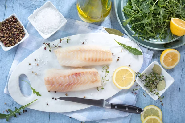 Peixe Fresco Filetes Bacalhau Crus Com Adição Ervas Limão — Fotografia de Stock