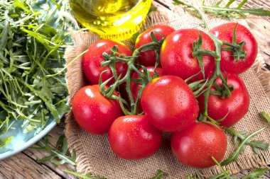 Dalları üzerinde kırmızı olgun domates