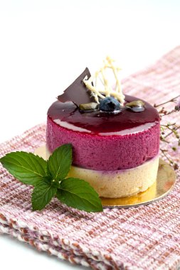 Taze çilek, ahududu, yaban mersini, kuş üzümü ile lezzetli frambuazlı pasta