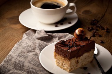 bir fincan kahve ile ahşap masa üzerinde çikolatalı kek