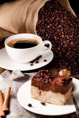 bir fincan kahve ile ahşap masa üzerinde çikolatalı kek