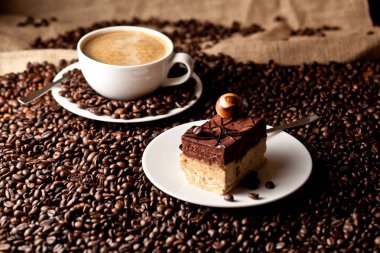 bir fincan kahve ile ahşap masa üzerinde çikolatalı kek