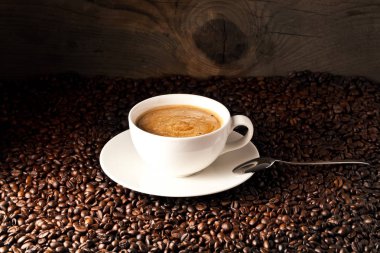 fincan kahve ve kek üzerine kahve çekirdekleri.