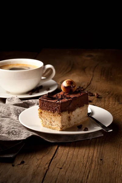 Bolo Chocolate Mesa Madeira Com Uma Xícara Café — Fotografia de Stock