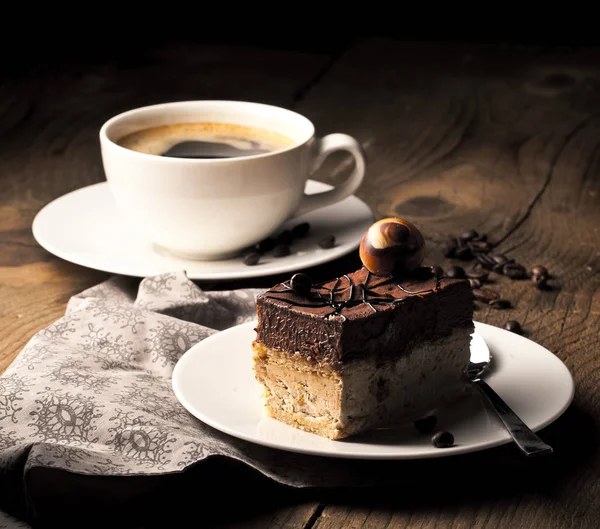 bir fincan kahve ile ahşap masa üzerinde çikolatalı kek