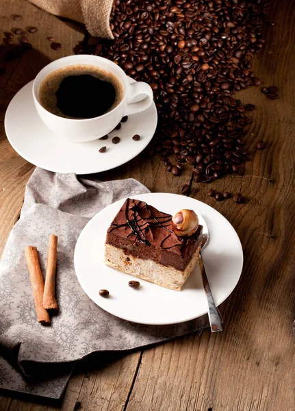 Gâteau Chocolat Sur Une Table Bois Avec Une Tasse Café — Photo