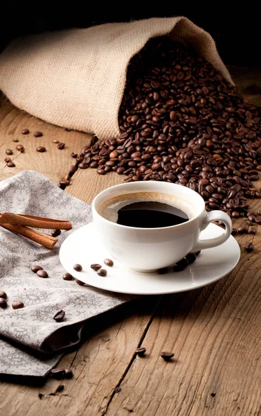 Fincan Kahve Kek Üzerine Kahve Çekirdekleri — Stok fotoğraf