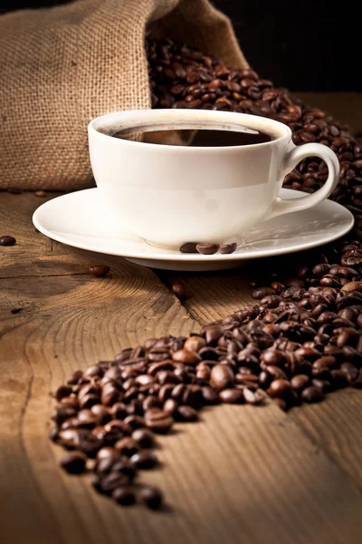 Φλιτζάνι Καφέ Και Κέικ Κόκκους Καφέ — Φωτογραφία Αρχείου