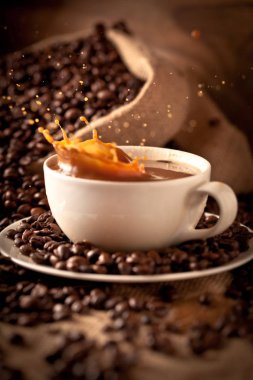 fincan kahve ve kek üzerine kahve çekirdekleri.