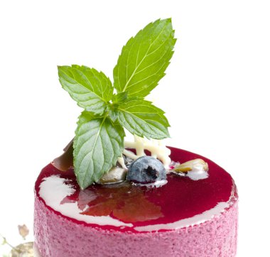 Taze çilek, ahududu, yaban mersini, kuş üzümü ile lezzetli frambuazlı pasta