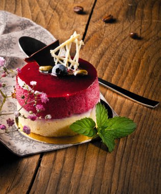 Taze çilek, ahududu, yaban mersini, kuş üzümü ile lezzetli frambuazlı pasta