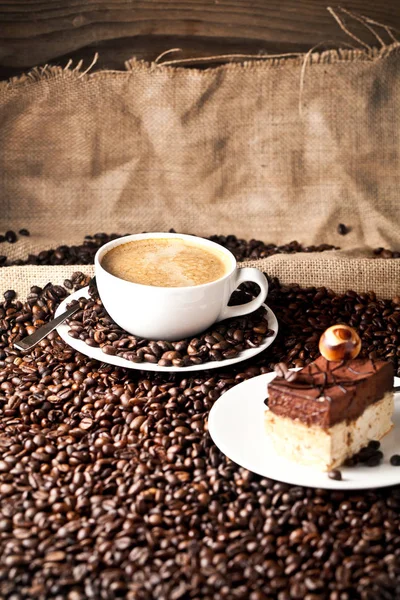 Kaffee Und Kuchen Auf Kaffeebohnen — Stockfoto